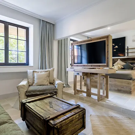 Castro Mesembria Boutique Hotel *